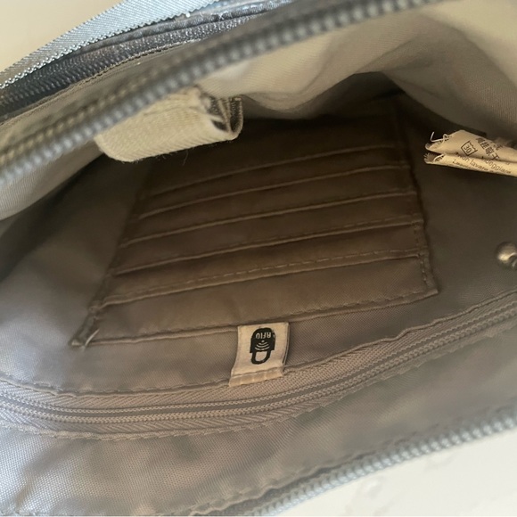 Small grey quilted Baggallini nylon purse w/straps & RFID great travel bag - Picture 4 of 6